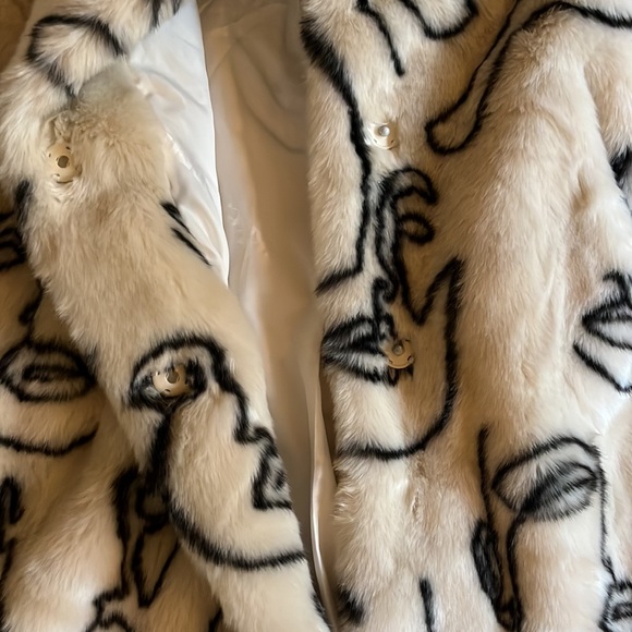 Jakke Katie Printed Faux Fur Coat in Abstract Face Print - Picture 5 of 10